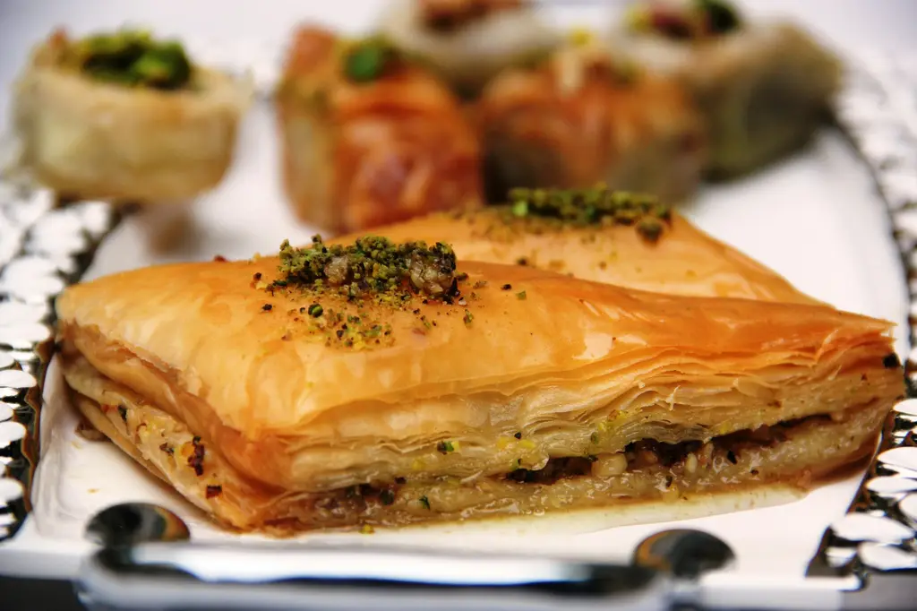 Baklava mit gehackten Pistazien auf einem Teller